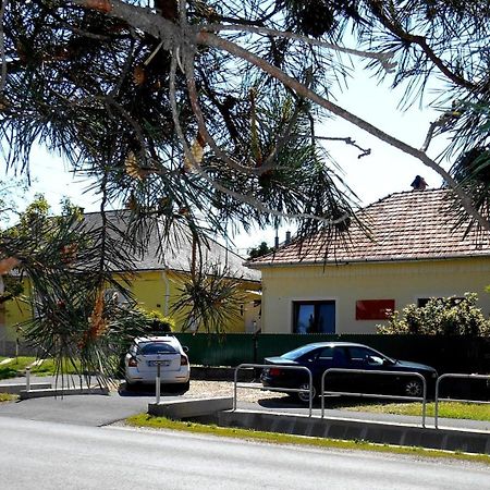 Gyoengyszem Vendeghaz Hotel Eger Exterior photo