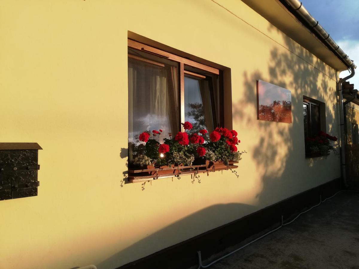 Gyoengyszem Vendeghaz Hotel Eger Exterior photo